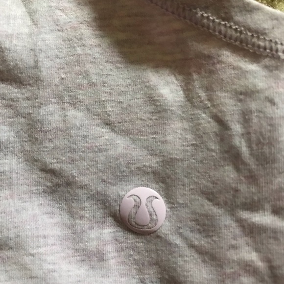 Woman’s Lululemon gym thank - Picture 2 of 2